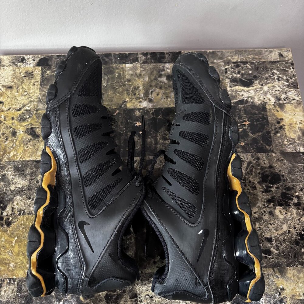 Nike Men's Reax 8 TR Sneakers Black/Gold SZ: 9 - Picture 6 of 16